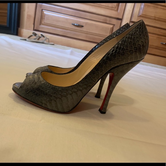Grey crocodile peep toe Louboutin - Picture 2 of 5